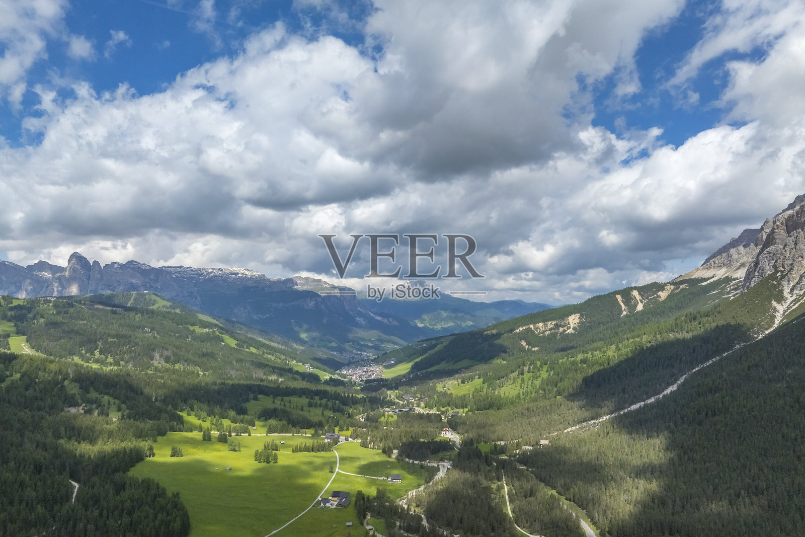 巴迪亚谷与多洛米蒂山脉中的皮兹·德尔斯·昆图林斯山照片摄影图片