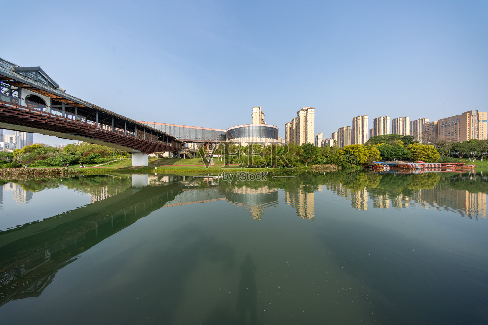 湖边的观光桥和现代城市建筑照片摄影图片