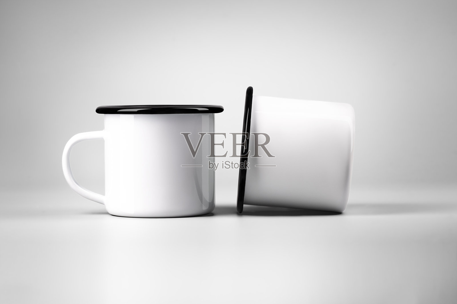 带黑边的白色搪瓷杯模板，金属杯的设计组合，用于图案、品牌和广告。套装。照片摄影图片