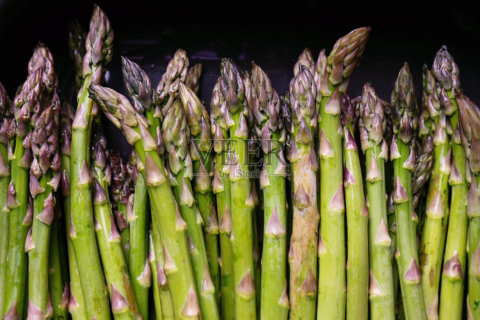 新鲜绿色芦笋在陶瓷器皿上照片摄影图片