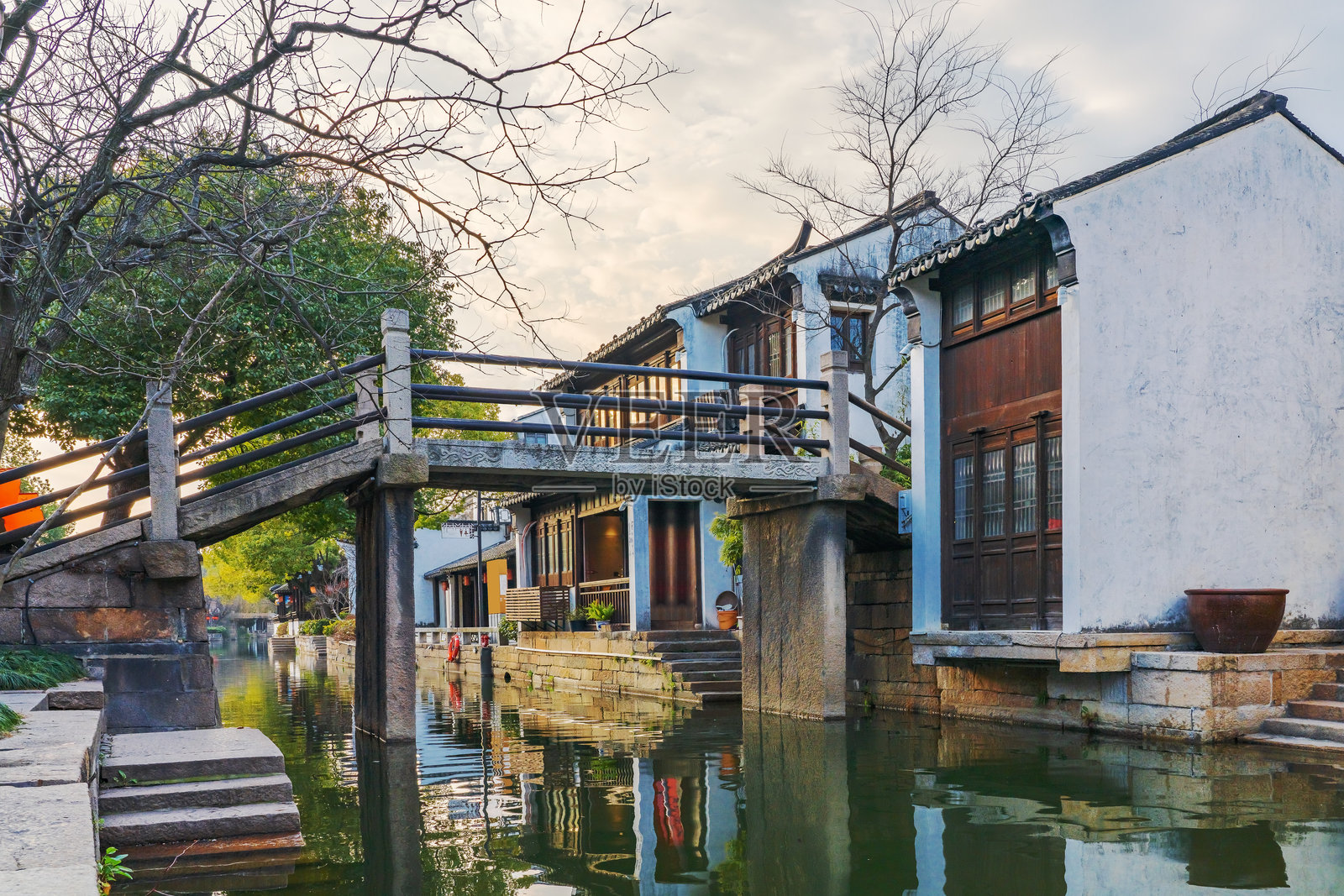 中国浙江省乌镇的古建筑群、河流和旅游景点照片摄影图片