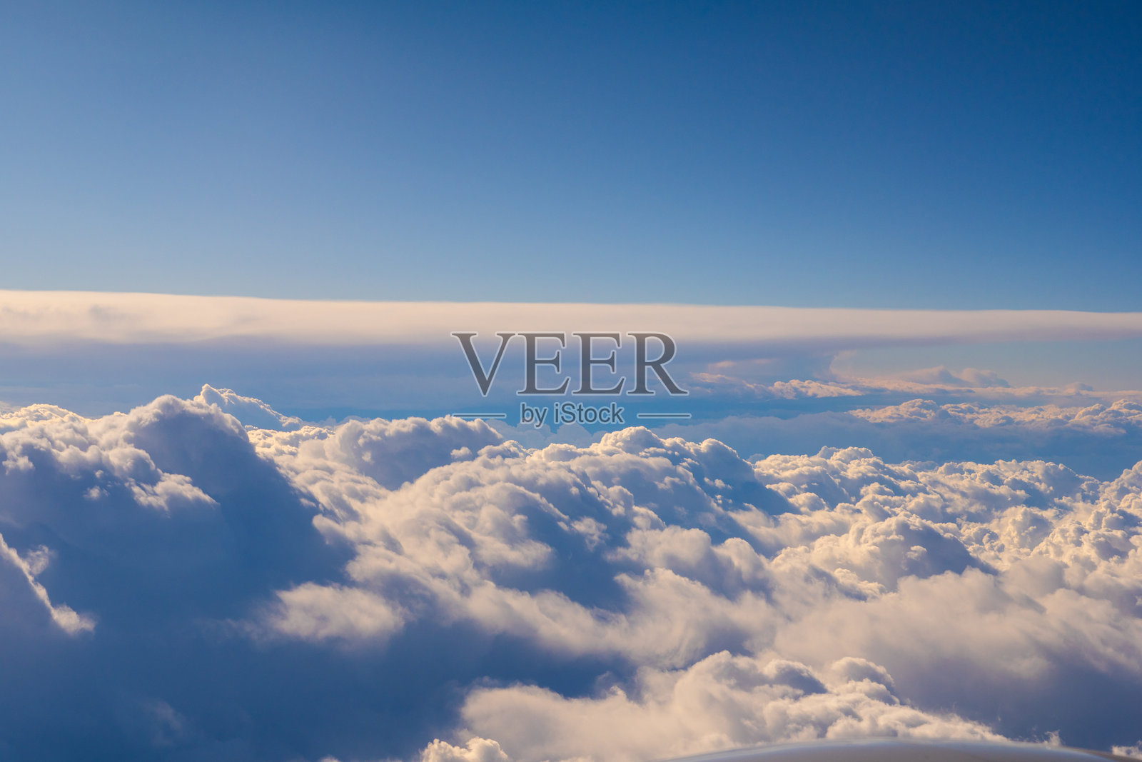 高空中美丽的白云在蓝天下，白天提供宁静的空中视角照片摄影图片