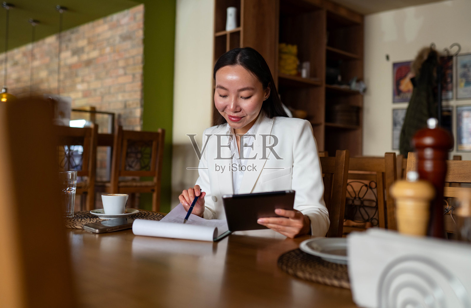 成功的女商人使用笔记本电脑照片摄影图片