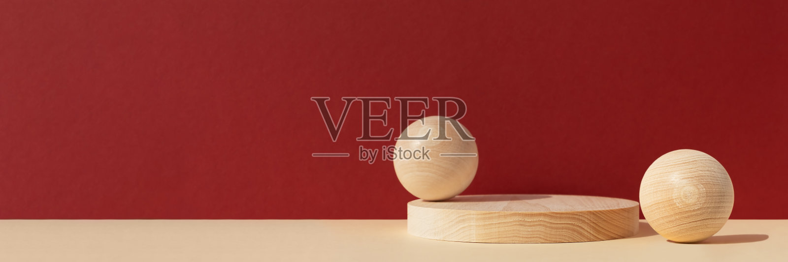 红墙上的米色桌子上摆放着不同几何形状的木制场景。高档展示台用于广告和产品展示。展示柜，展示架。横幅。照片摄影图片