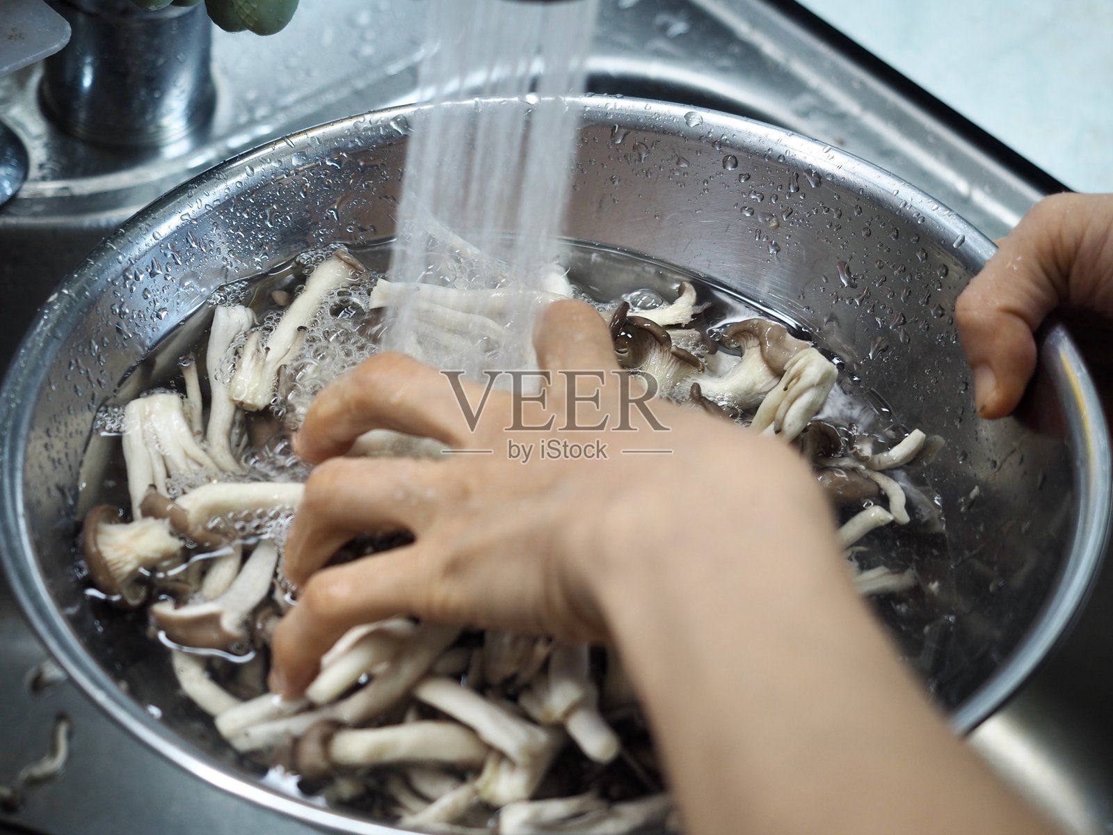 新鲜有机蔬菜，修整过的牡蛎蘑菇，女人的手照片摄影图片