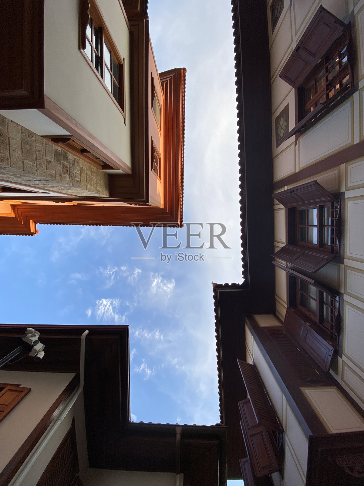 安塔利亚卡莱伊奇的狭窄街道和紧凑屋顶。照片摄影图片