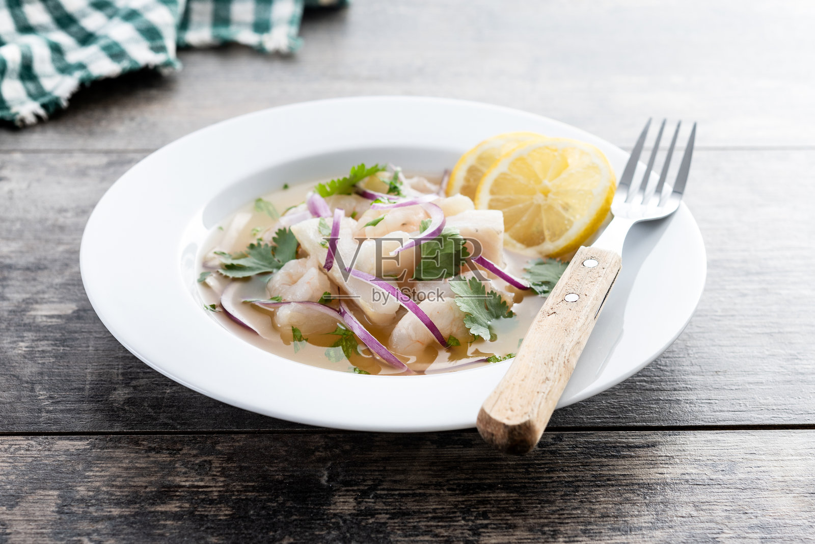 传统秘鲁酸橘汁腌鱼海鲈鱼片放在木桌上照片摄影图片