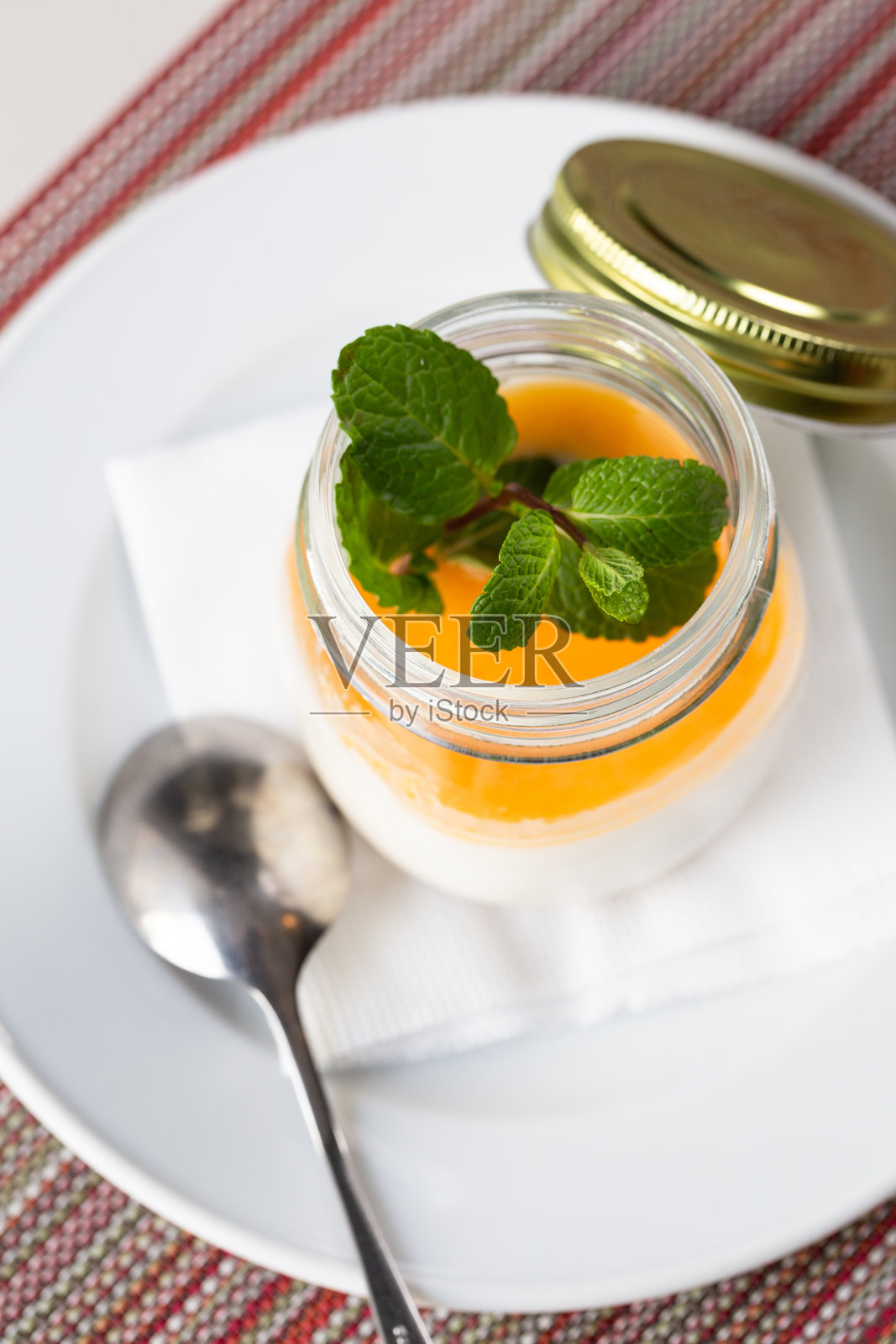 布拉加的美味甜点奶油乐趣。照片摄影图片