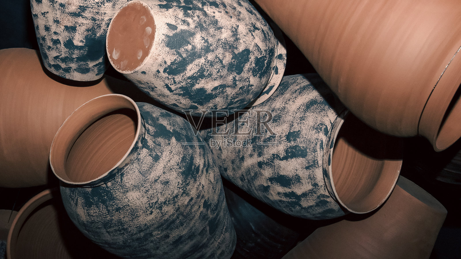 许多空的手工陶土罐特写照片摄影图片