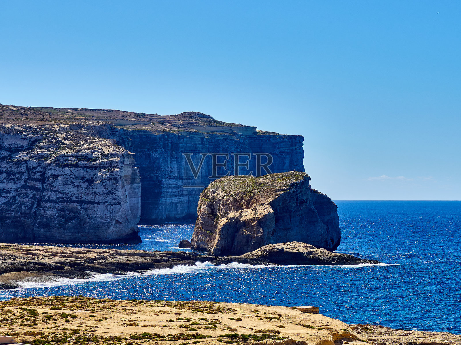 马耳他戈佐岛的岩石海岸。异域风情与摄影旅游的概念照片摄影图片