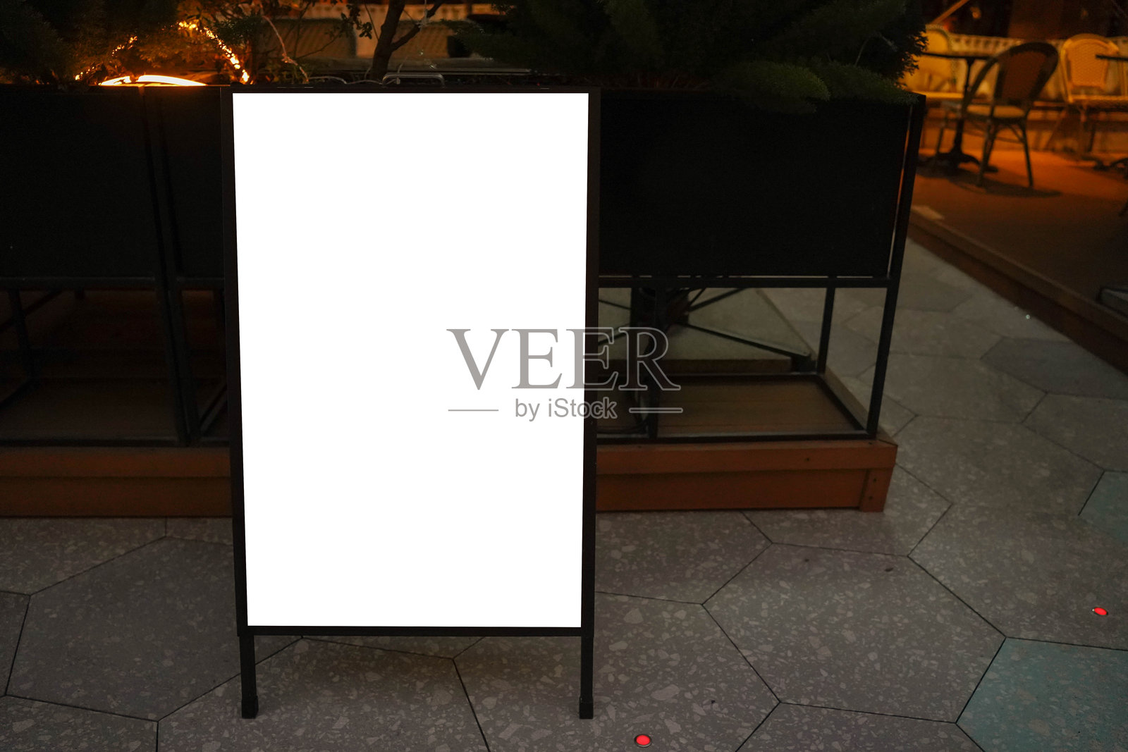 空白的户外广告展示架或三明治板模型模板。照片摄影图片