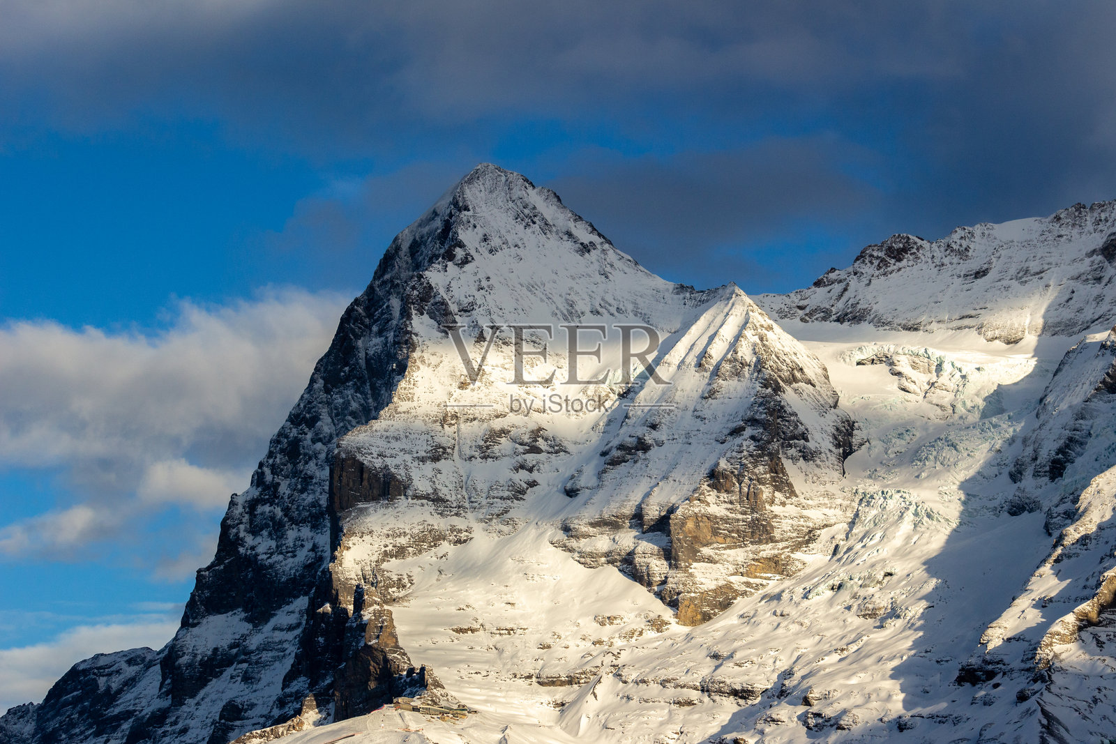 冬季日落时的艾格山。瑞士照片摄影图片