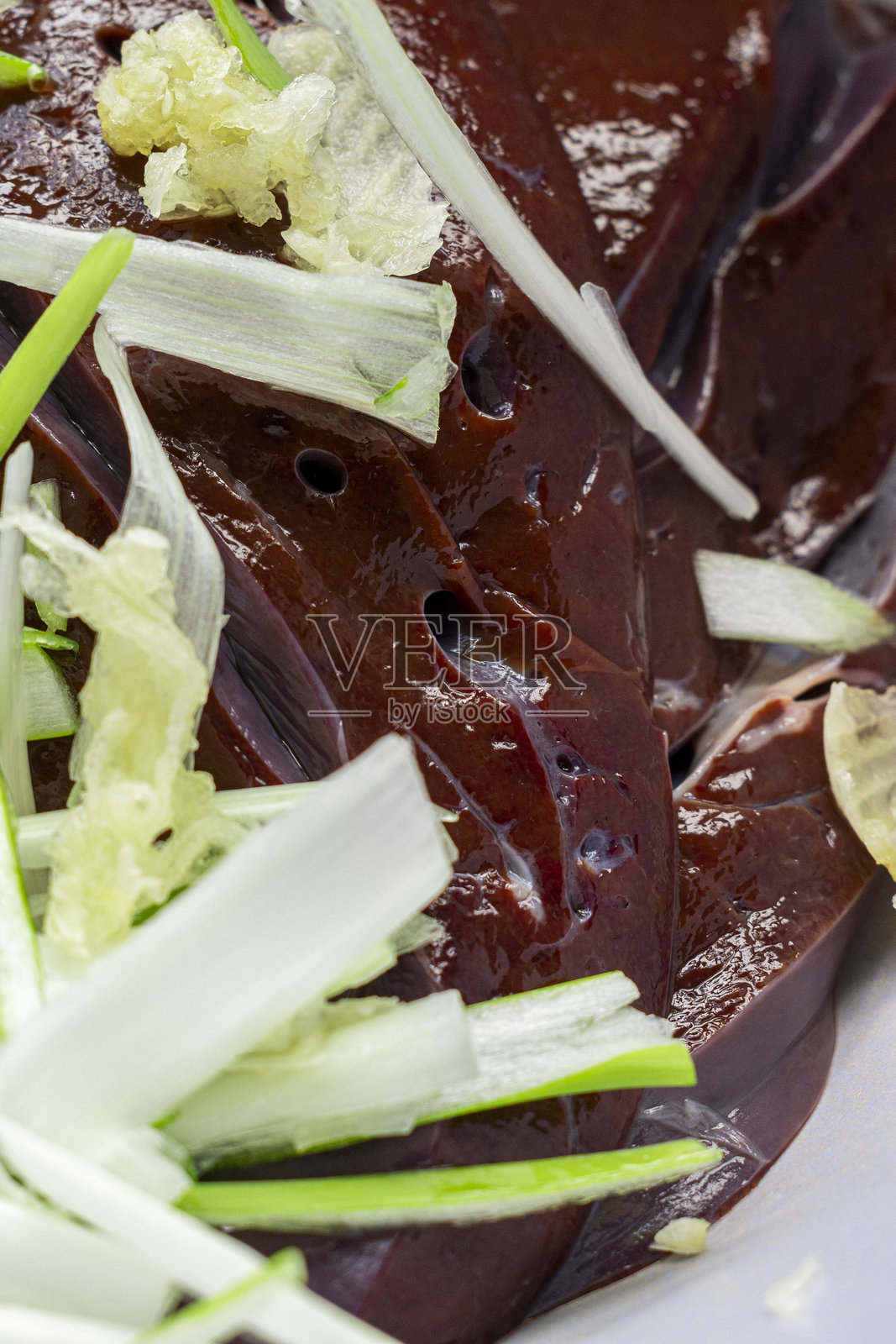 生肝配洋葱和大蒜调味照片摄影图片