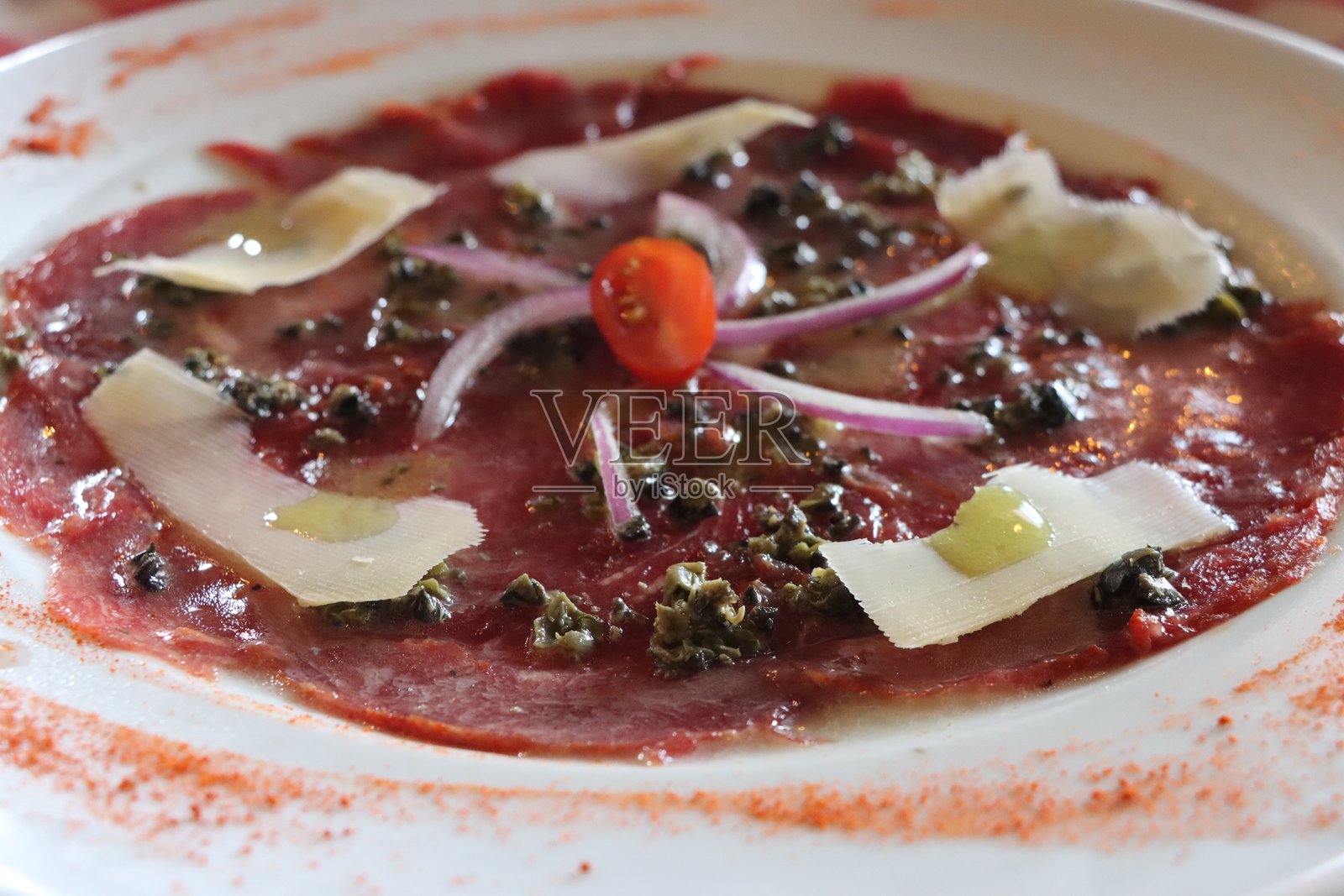 意大利菜肴：生牛肉薄片拼盘照片摄影图片