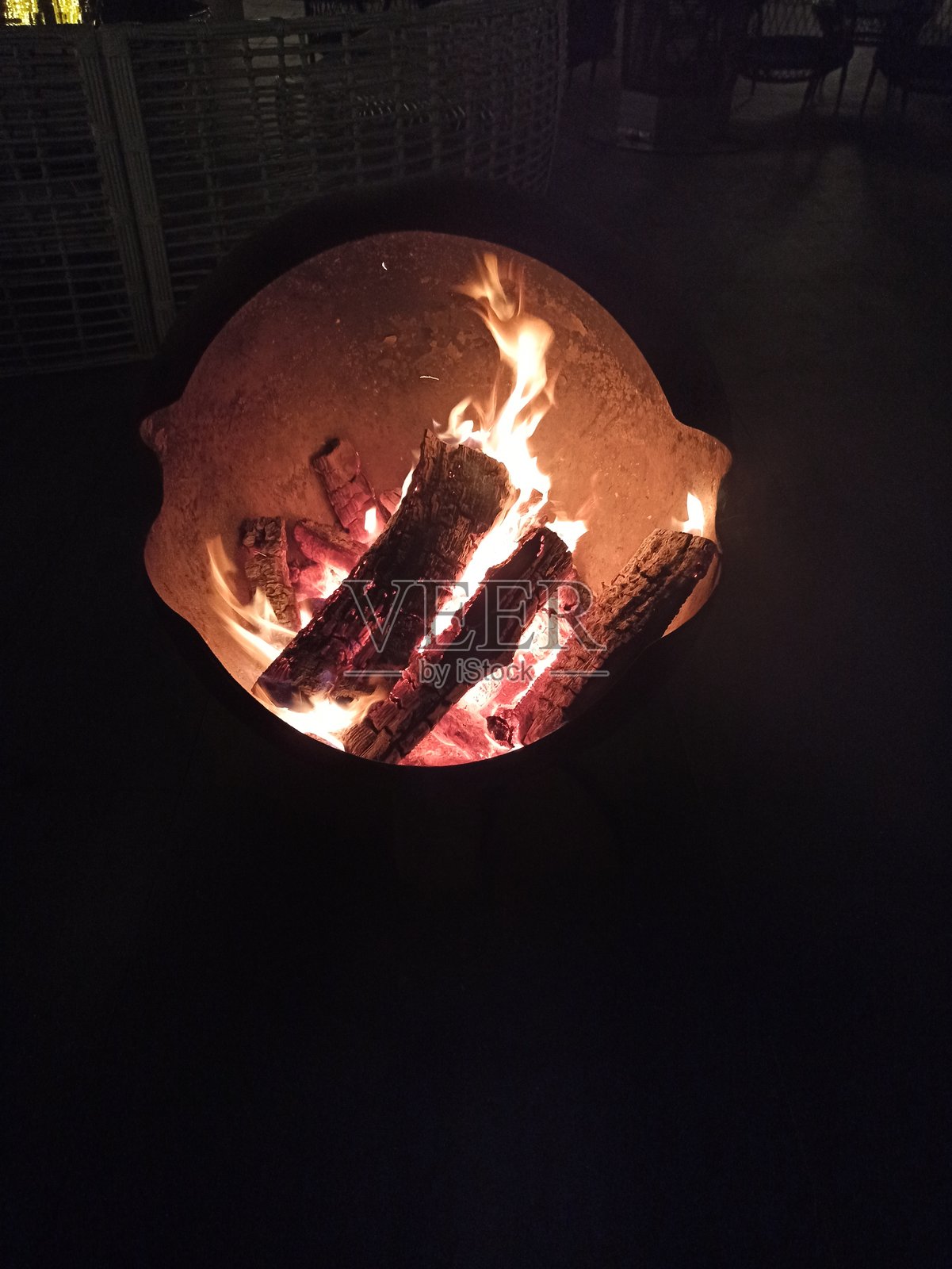 舒适的户外火坑，燃烧的木柴照片摄影图片