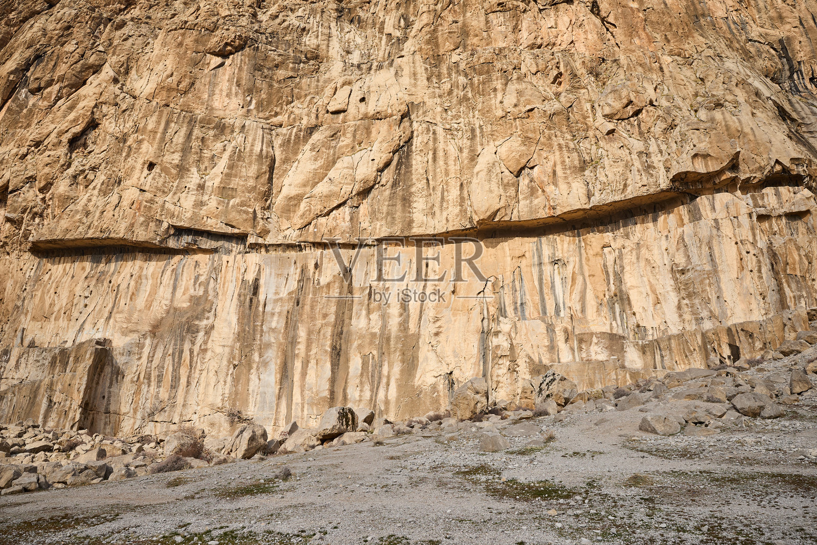 伊朗比索屯贝希斯敦的法尔哈德·塔拉什雕刻照片摄影图片