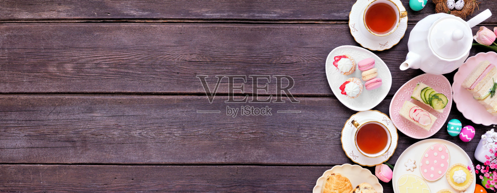 复活节或春季茶边框，背景为深色木质横幅照片摄影图片