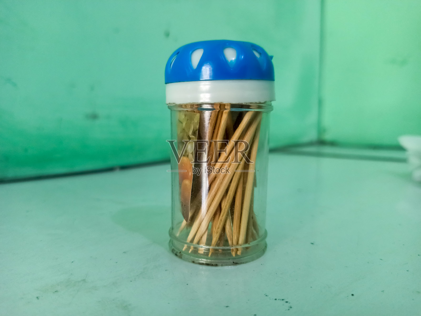 一些牙签放在透明塑料容器里。照片摄影图片