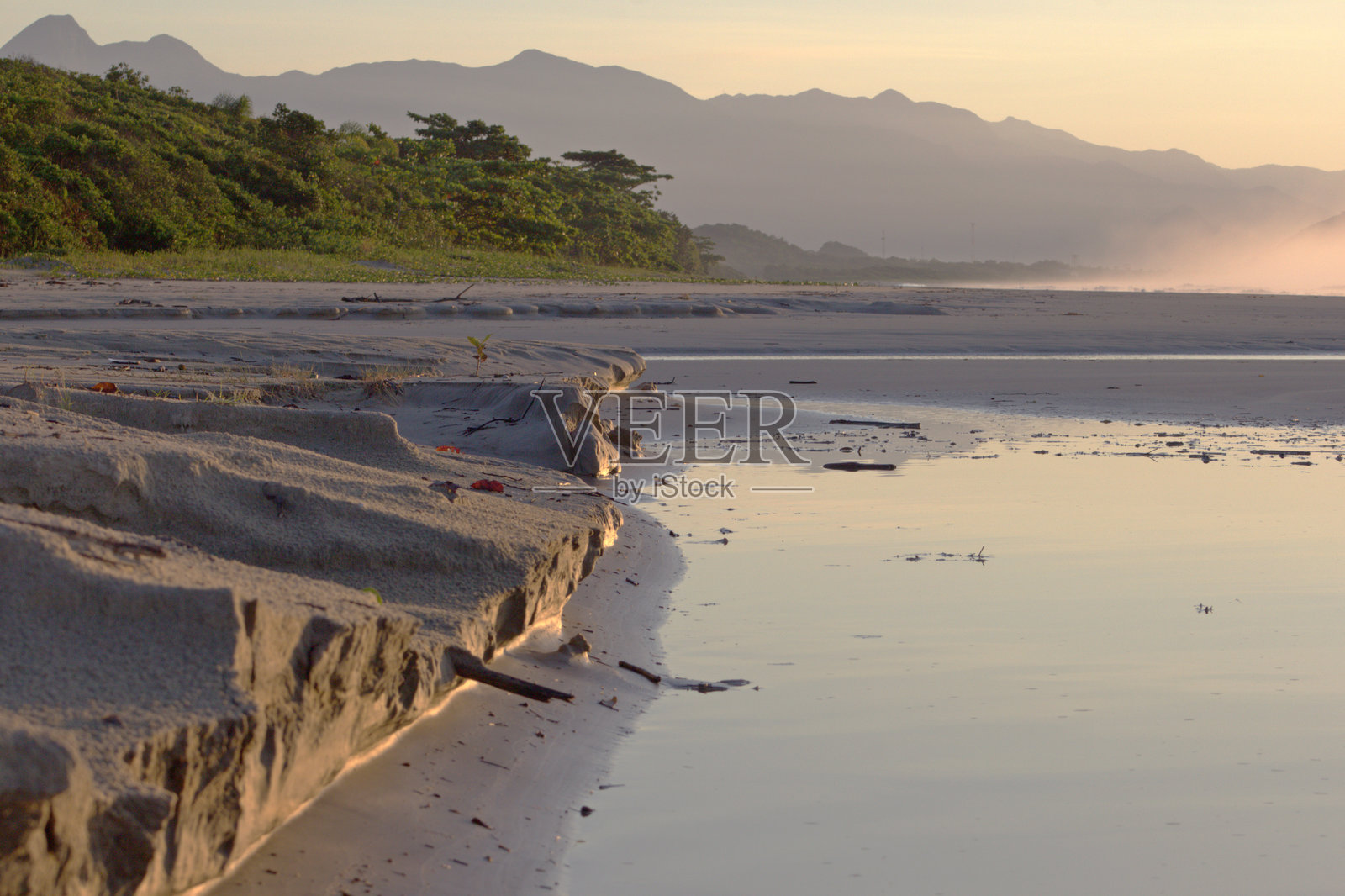 伊塔瓜雷海滩的日出照片摄影图片