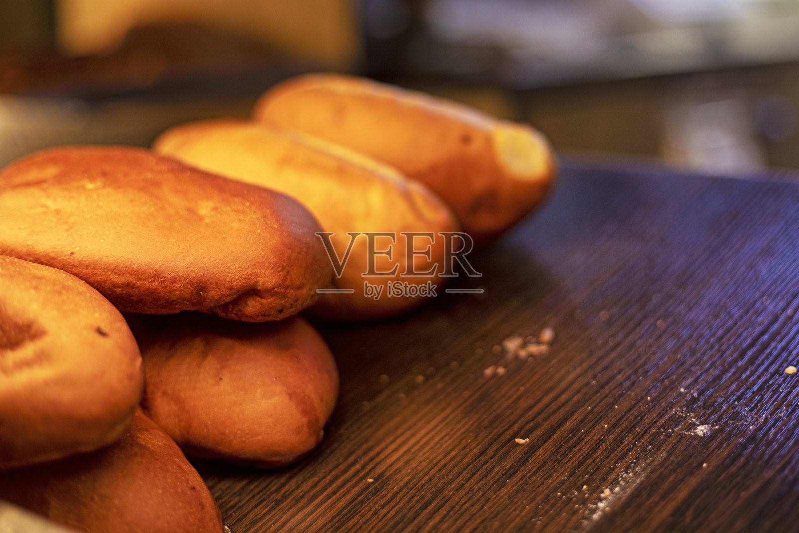 家中烘焙坊里诱人的热包子。早上好照片摄影图片