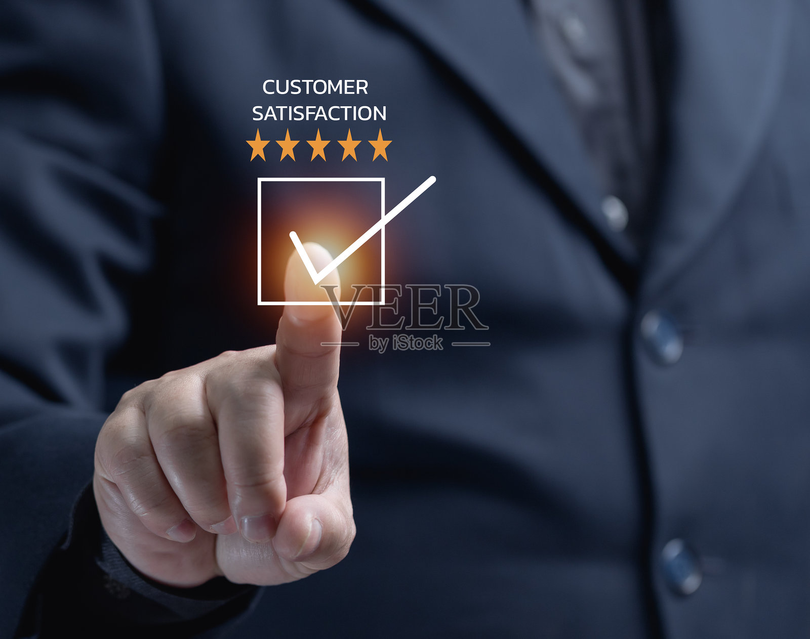 商人按下虚拟屏幕上的正确图标。满意度概念。客户服务评分调查质量。反馈、营销、评论、成功、积极、调查、评估、表现。照片摄影图片