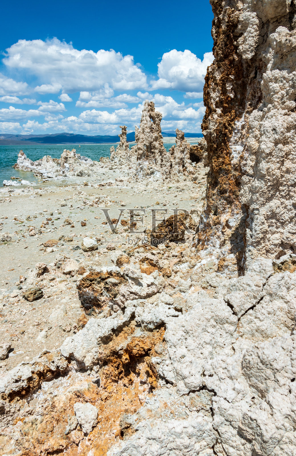 莫诺湖的地貌与清澈的蓝色水面照片摄影图片