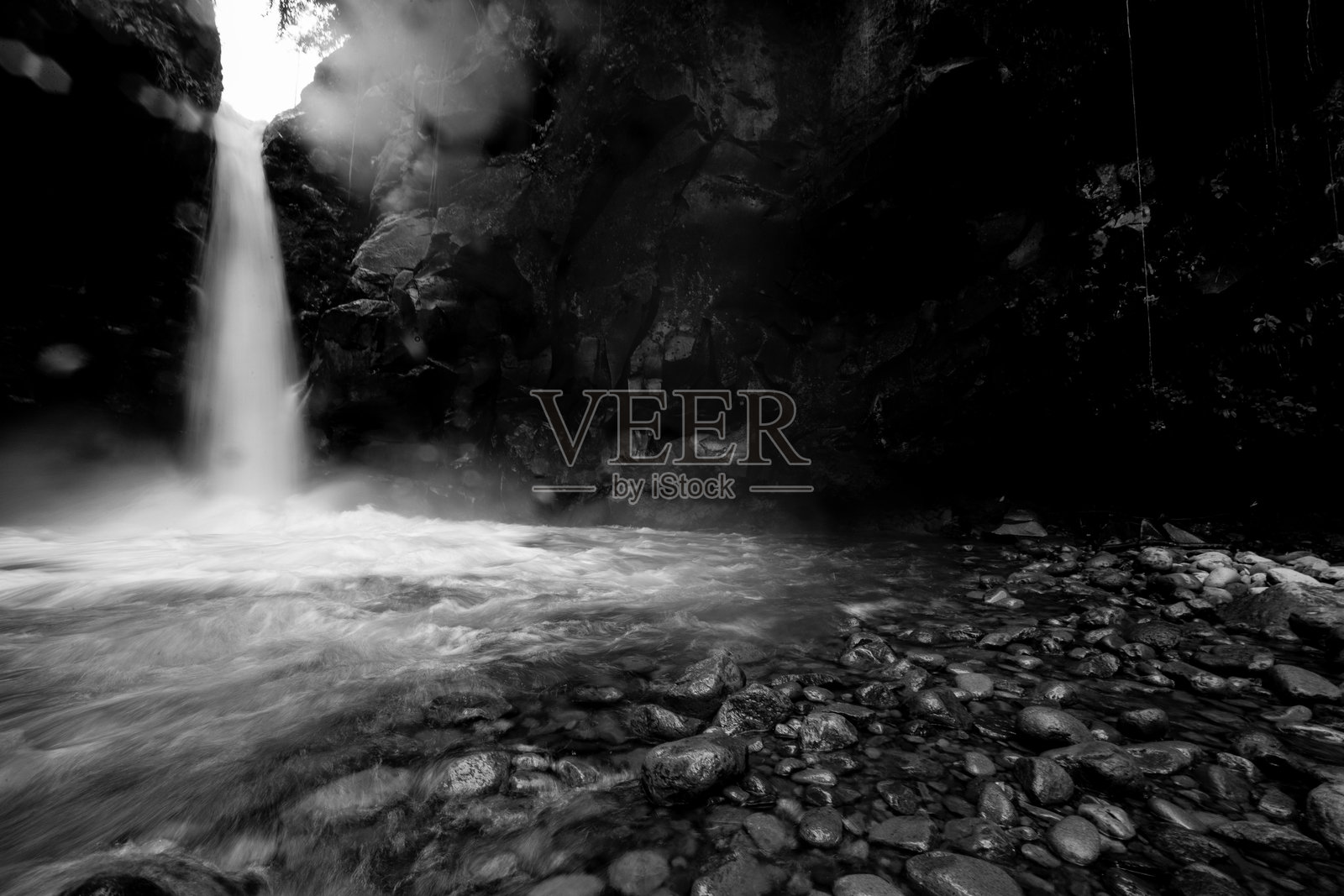 抽象氛围中的黑白瀑布照片摄影图片