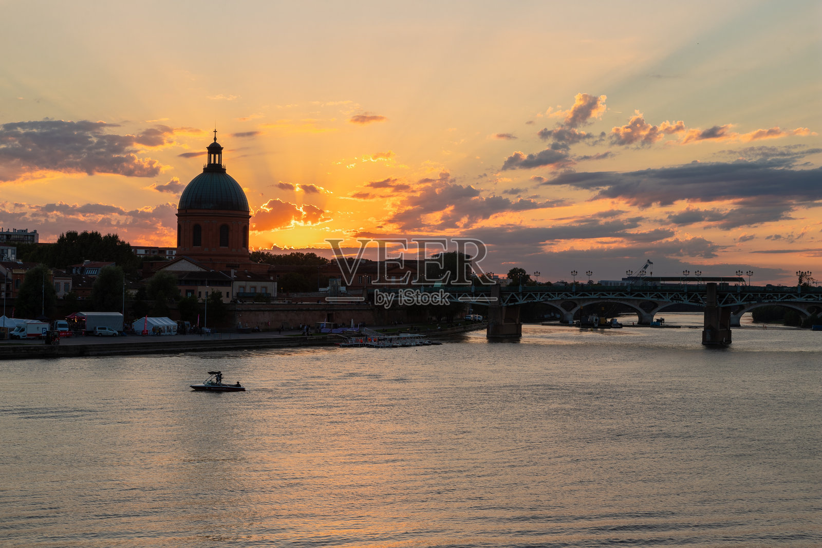 黄昏时分的加龙河，远眺圣皮埃尔桥和墓地医院的圆顶照片摄影图片