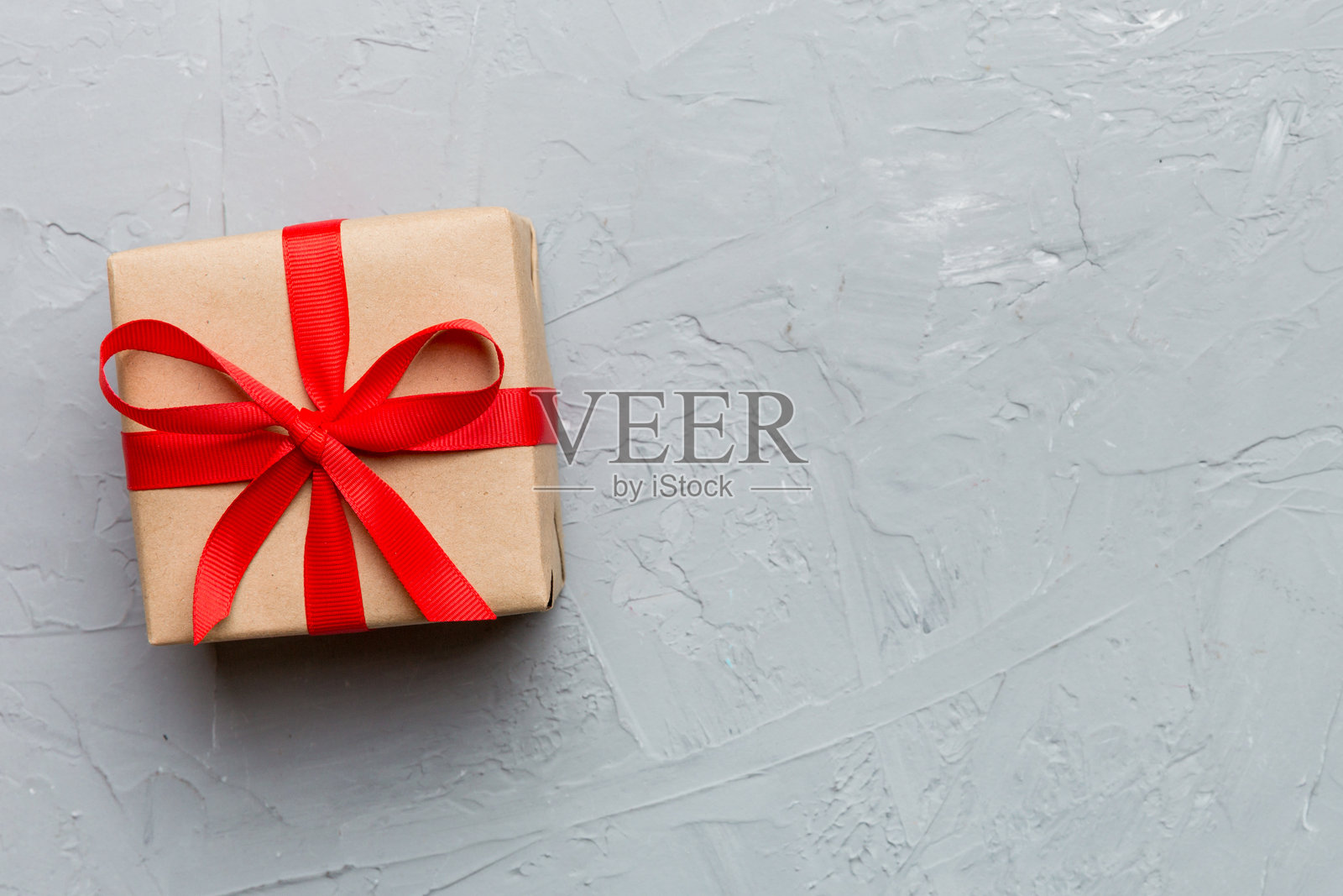 情人节构图：红色礼品盒配有蝴蝶结和心形。圣诞礼物。俯视图。留有文本空间。节日贺卡。照片摄影图片