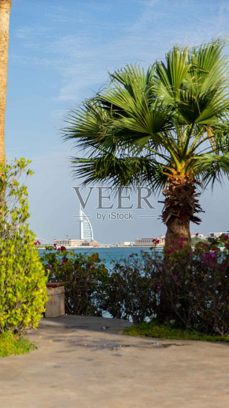 迪拜的阿拉伯塔酒店，外形如同传统帆船，是一座奢华酒店，位于阿拉伯联合酋长国。它是世界上最高的酒店之一。竖版图片。照片摄影图片