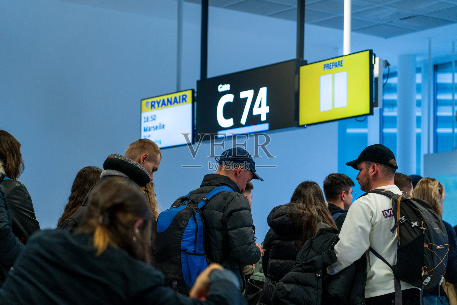 奥地利维也纳-施韦夏特,2025年2月1日:乘客正在登机。登机前的值机柜台。照片摄影图片
