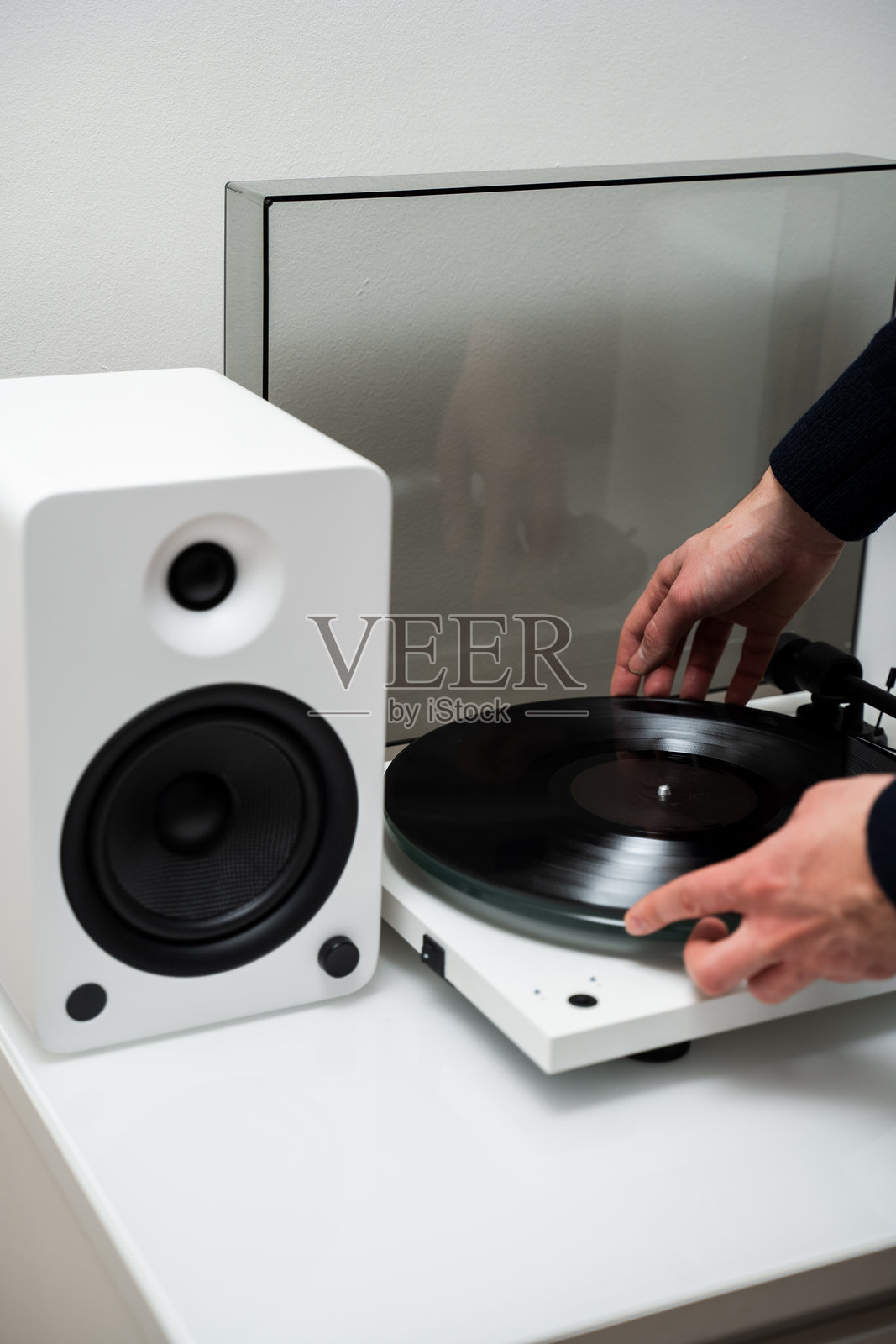 音乐家手部特写，调整针式唱机上的黑胶唱片。设置黑胶音响系统。照片摄影图片