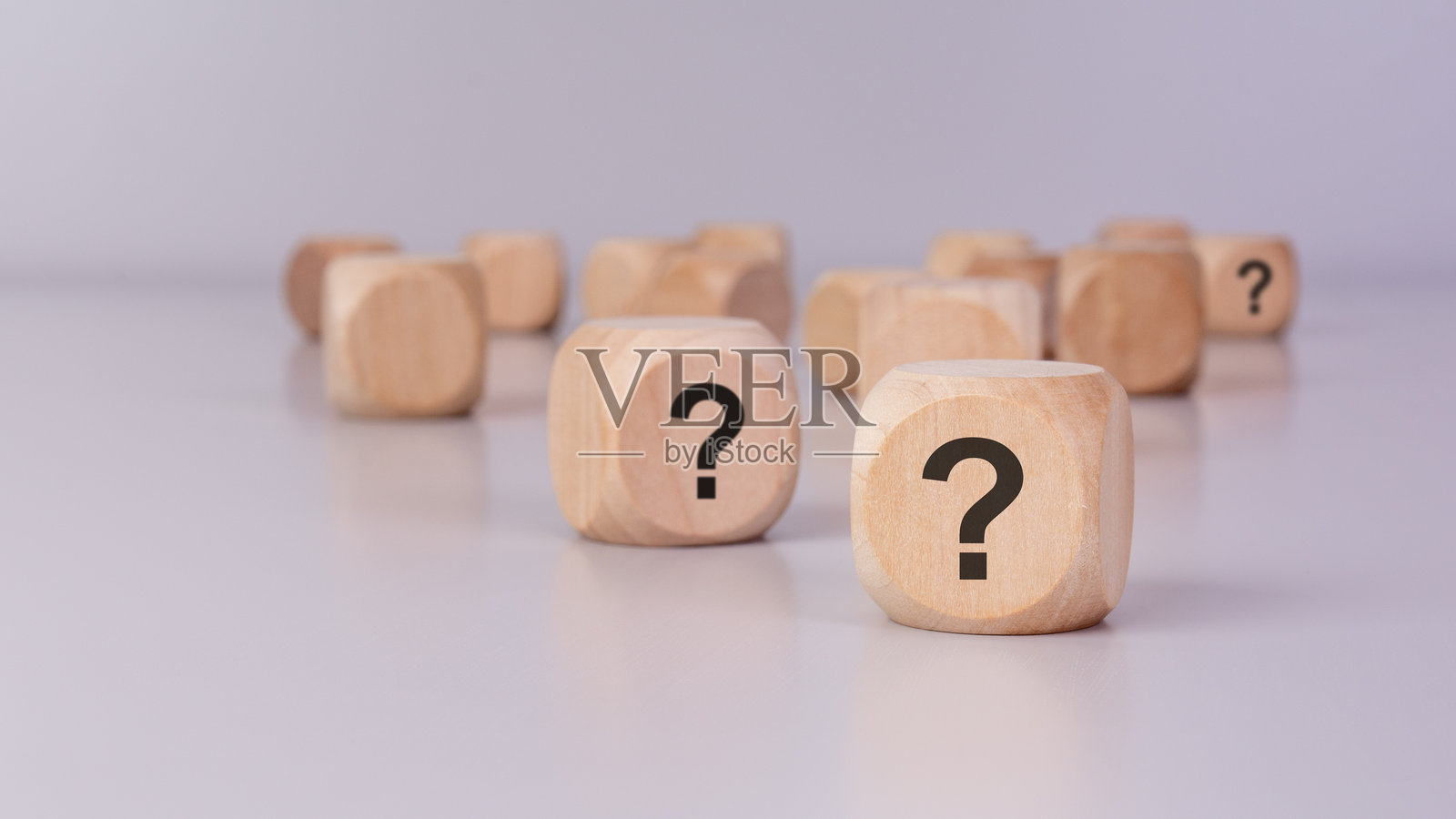 木制问号块 - 不确定性与决策制定照片摄影图片