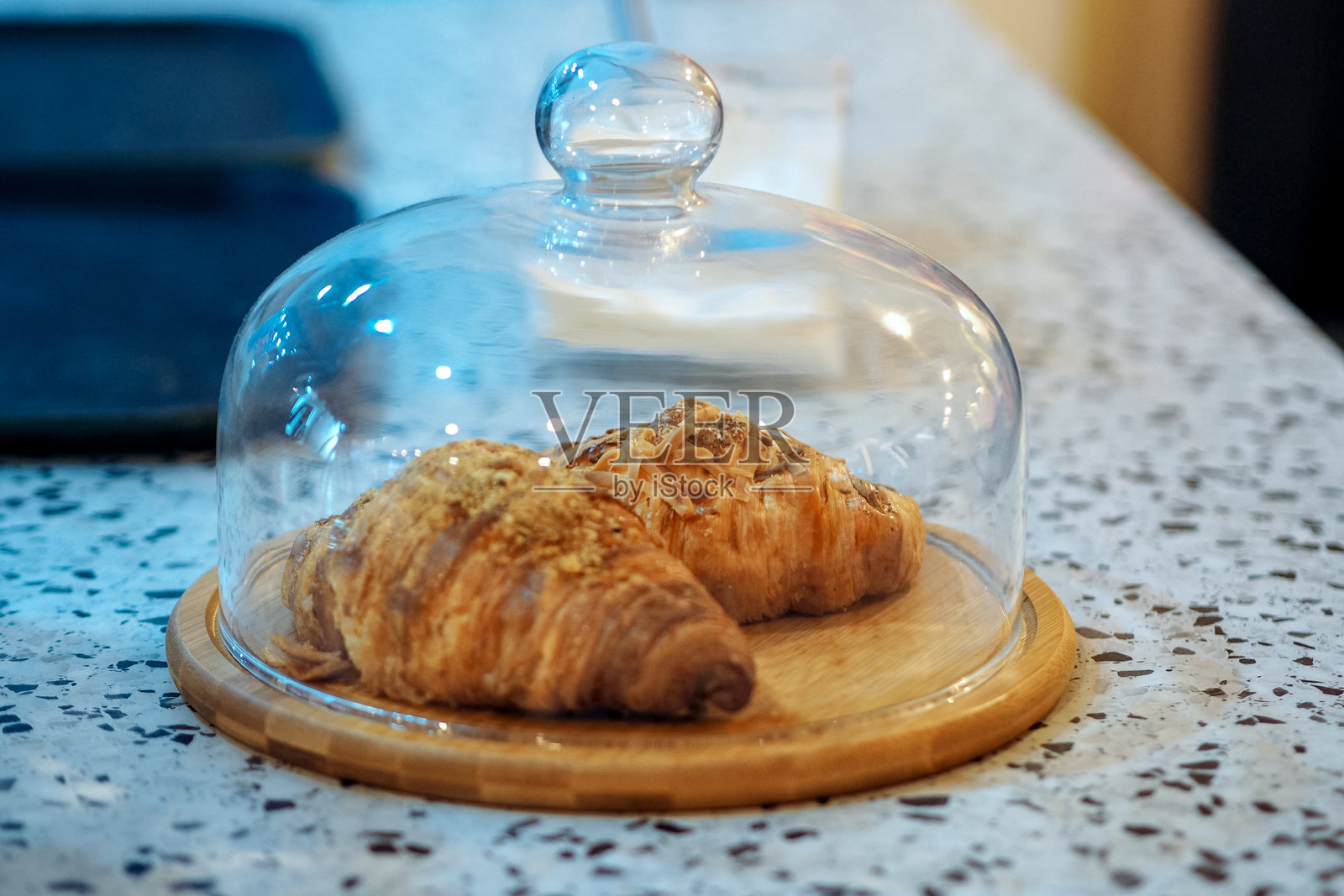 木盘上的可颂面包，配有玻璃盖照片摄影图片