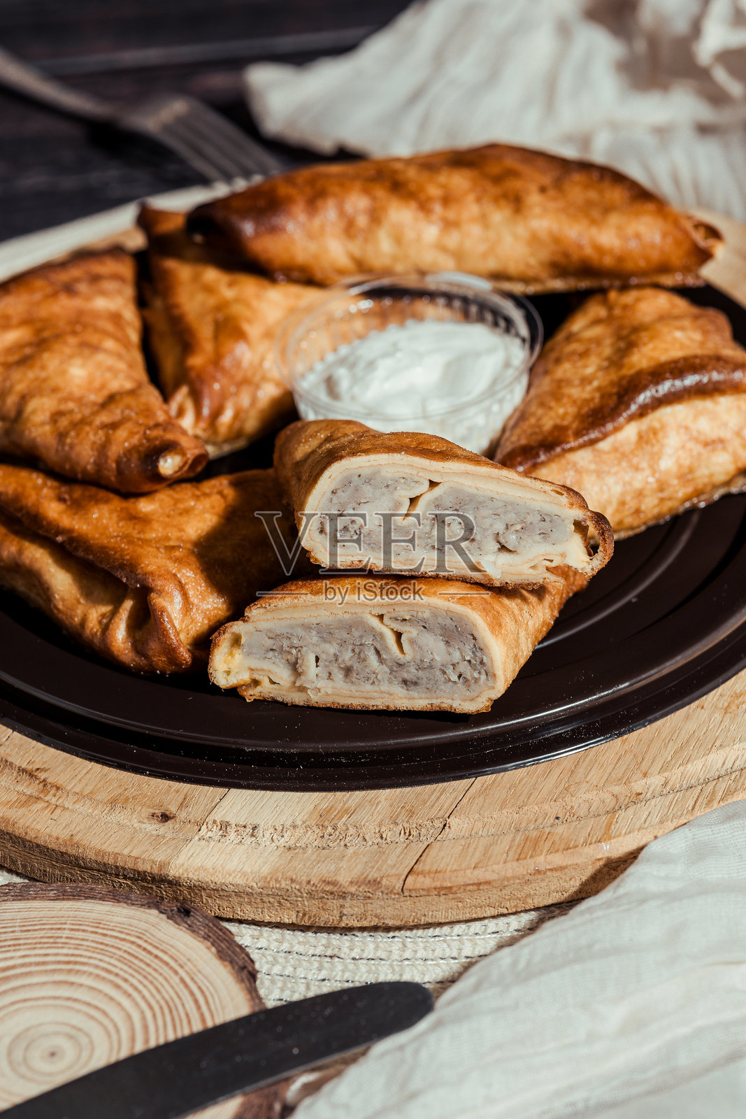 木盘上的酸奶油饼，俯视图，肉馅煎饼，乌克兰菜，摩尔多瓦菜，咸馅饼，狂欢节，配酸奶油的烤午餐照片摄影图片