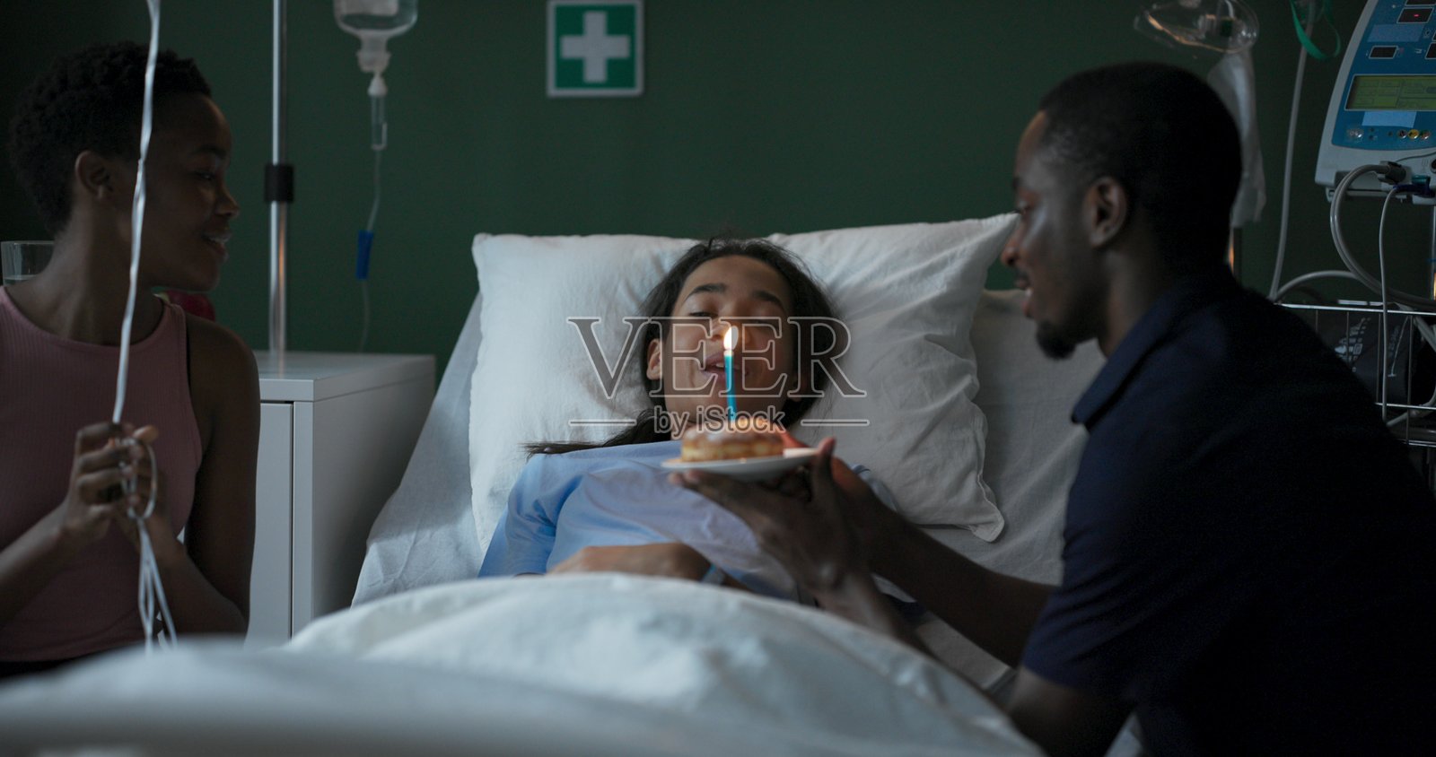 医院病房里的孩子康复，父母带着气球来迎接女儿。照片摄影图片