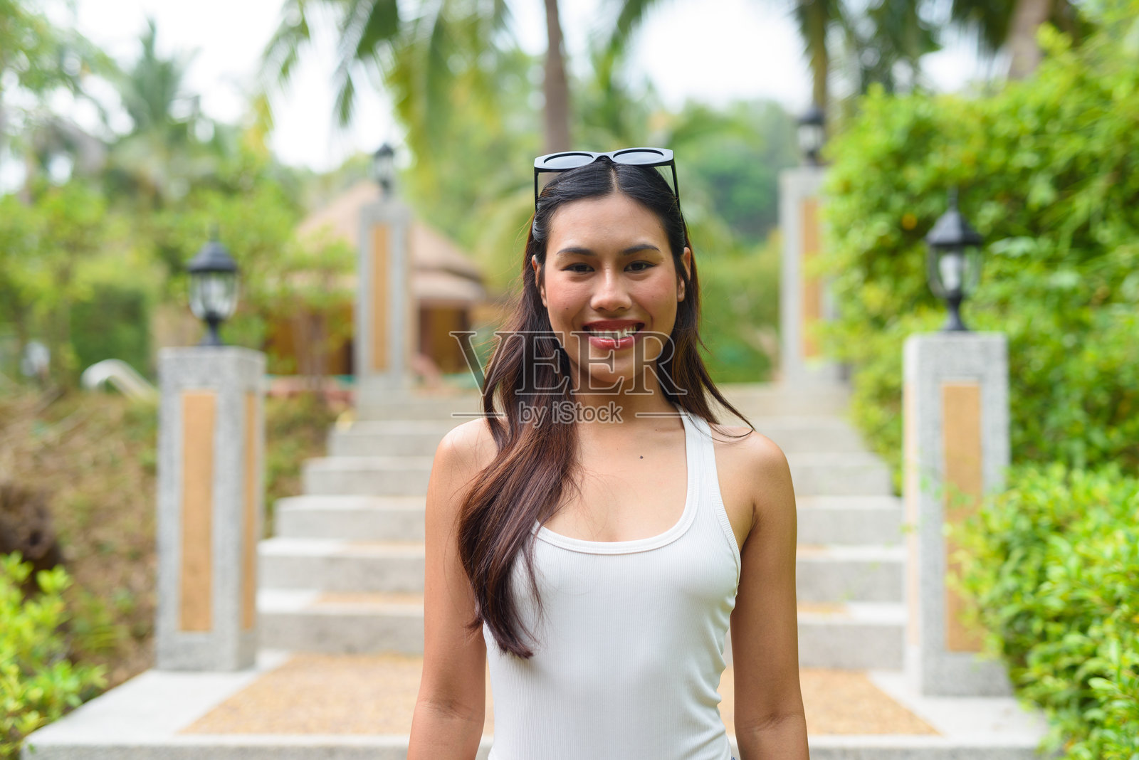 户外微笑的快乐女性照片摄影图片