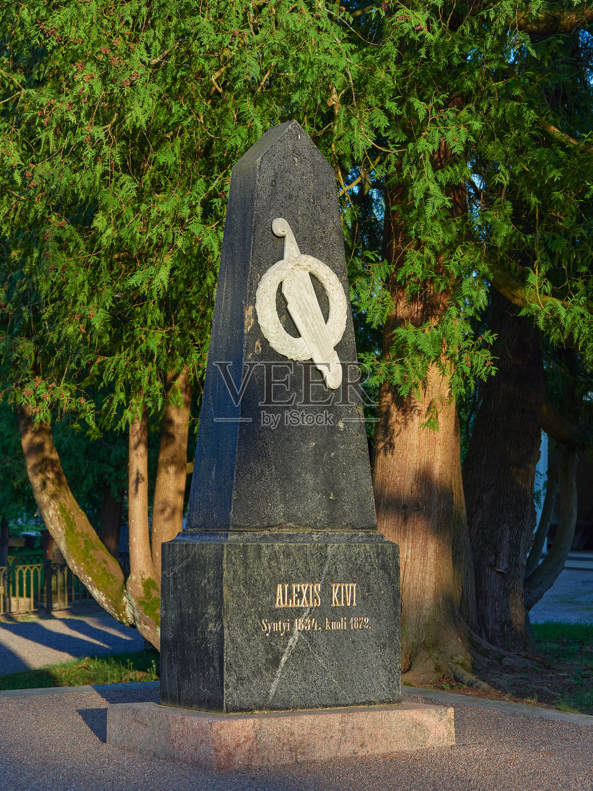 作家亚历克西斯·基维的墓碑纪念碑。照片摄影图片
