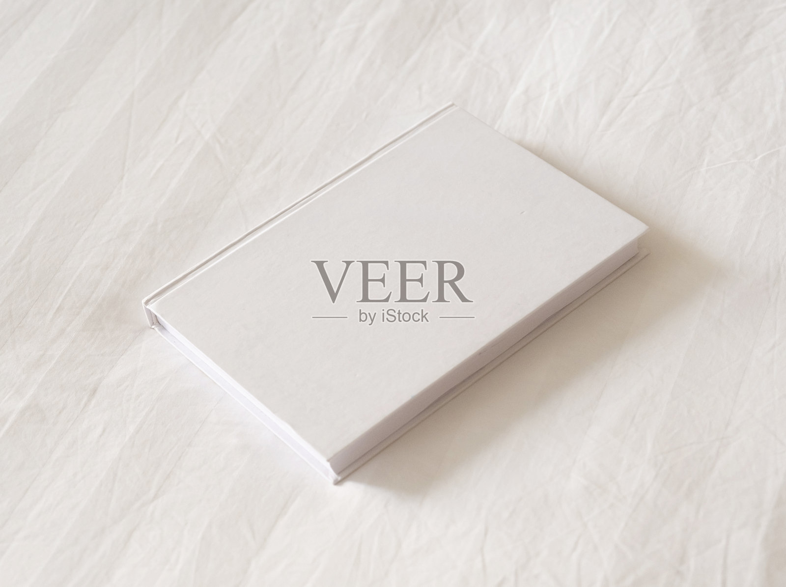 白色酒店床上的白色杂志样本照片摄影图片