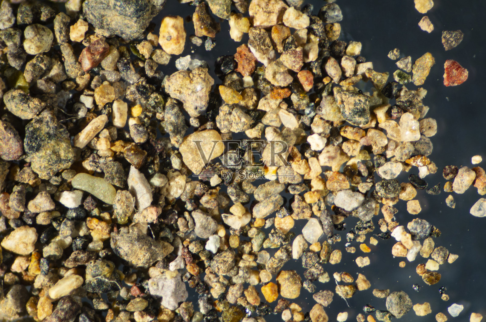 来自哥斯达黎加的彩色沙粒的显微照片，放大倍数为15倍。照片摄影图片