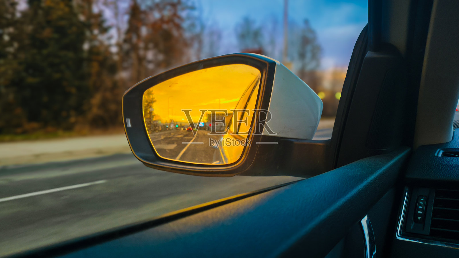 夕阳下的后视镜视角照片摄影图片
