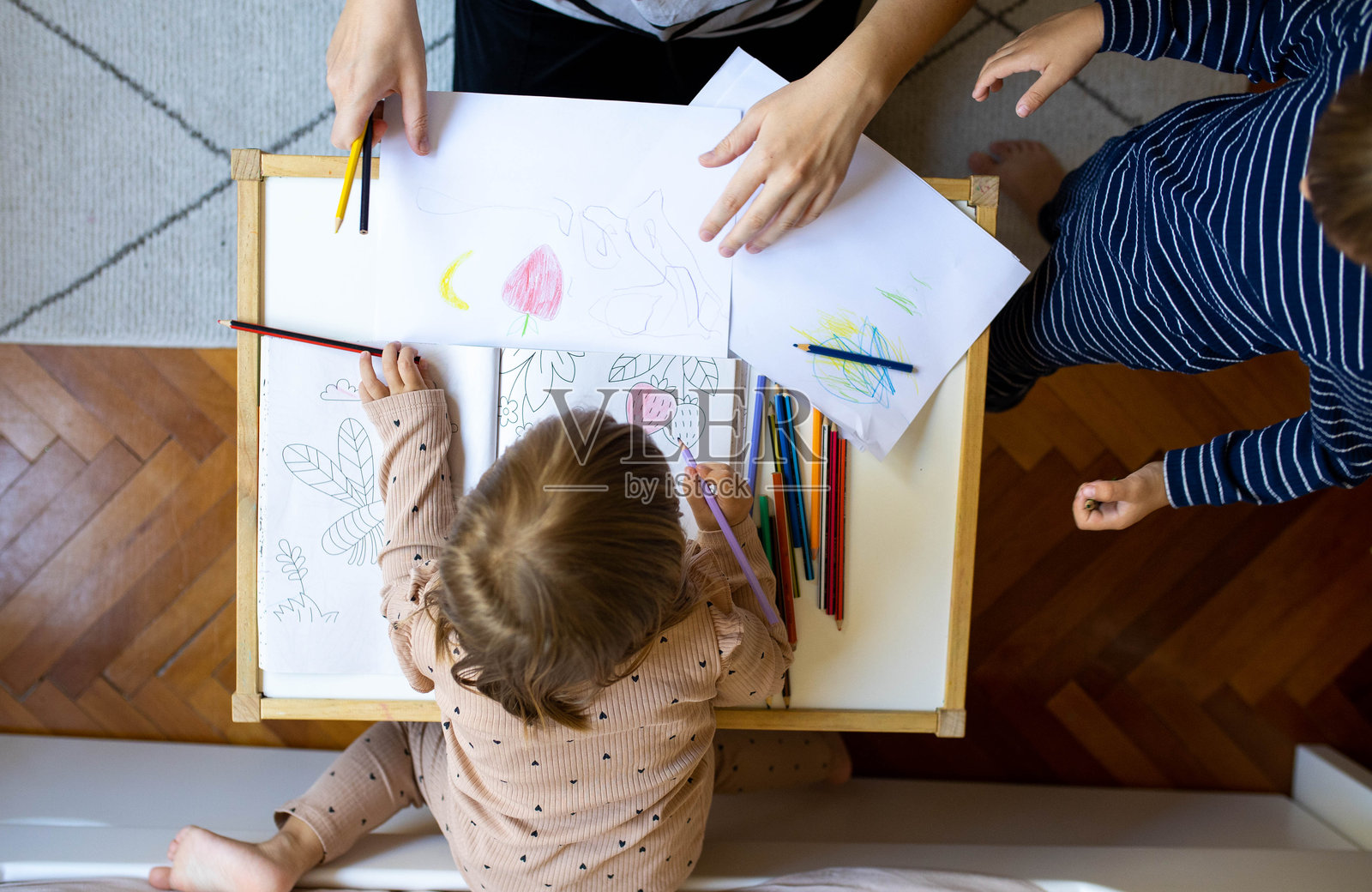 母亲和孩子们在家享受高质量的亲子时光，涂色和创作艺术作品照片摄影图片