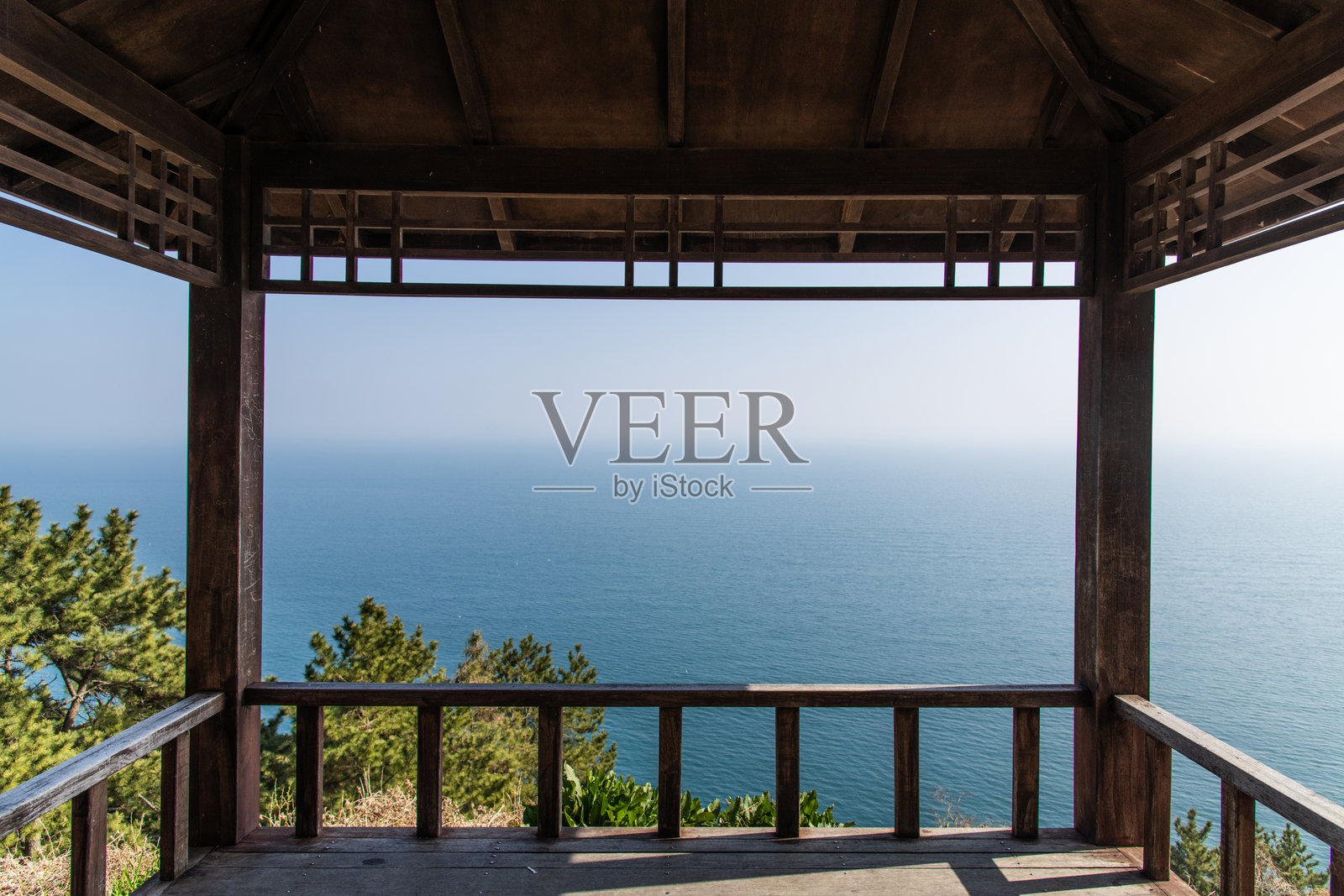 木制凉亭与海洋照片摄影图片