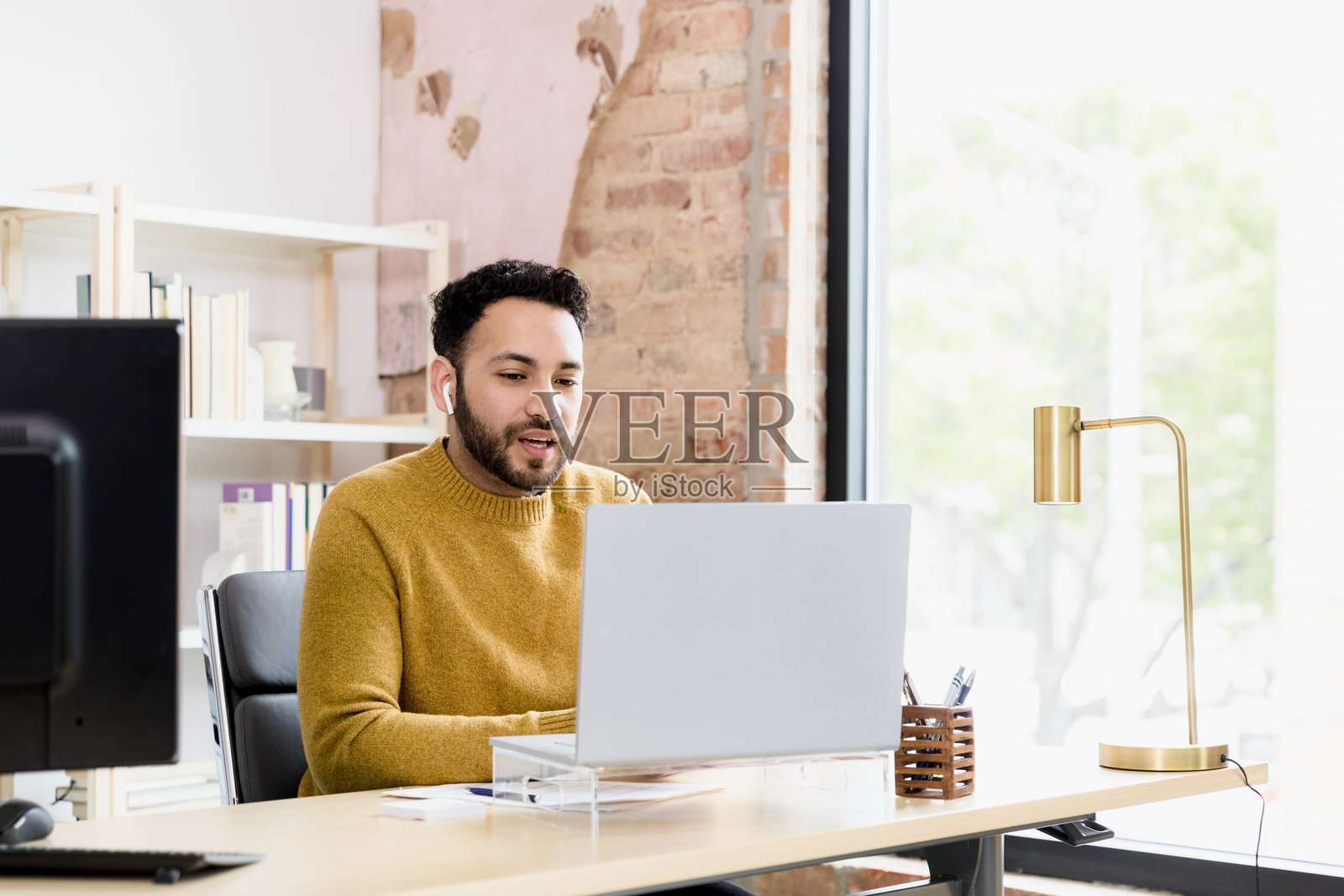 专注的年轻人在现代办公室使用笔记本电脑照片摄影图片