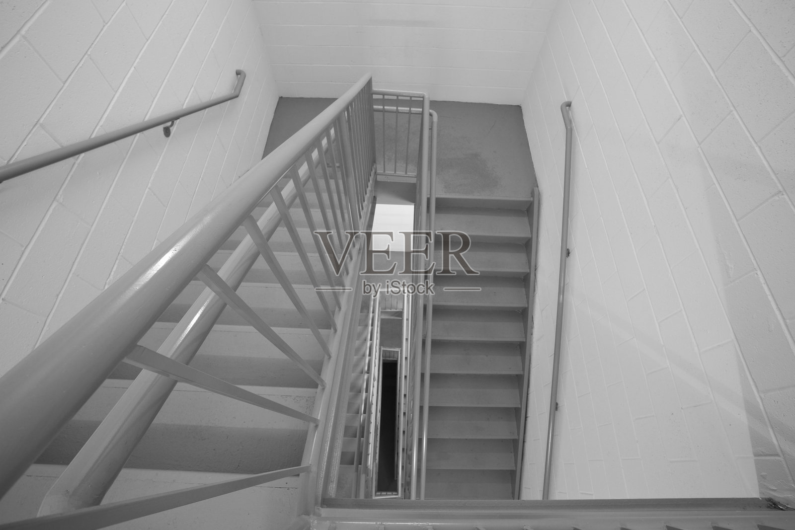 公寓楼中的螺旋楼梯照片摄影图片