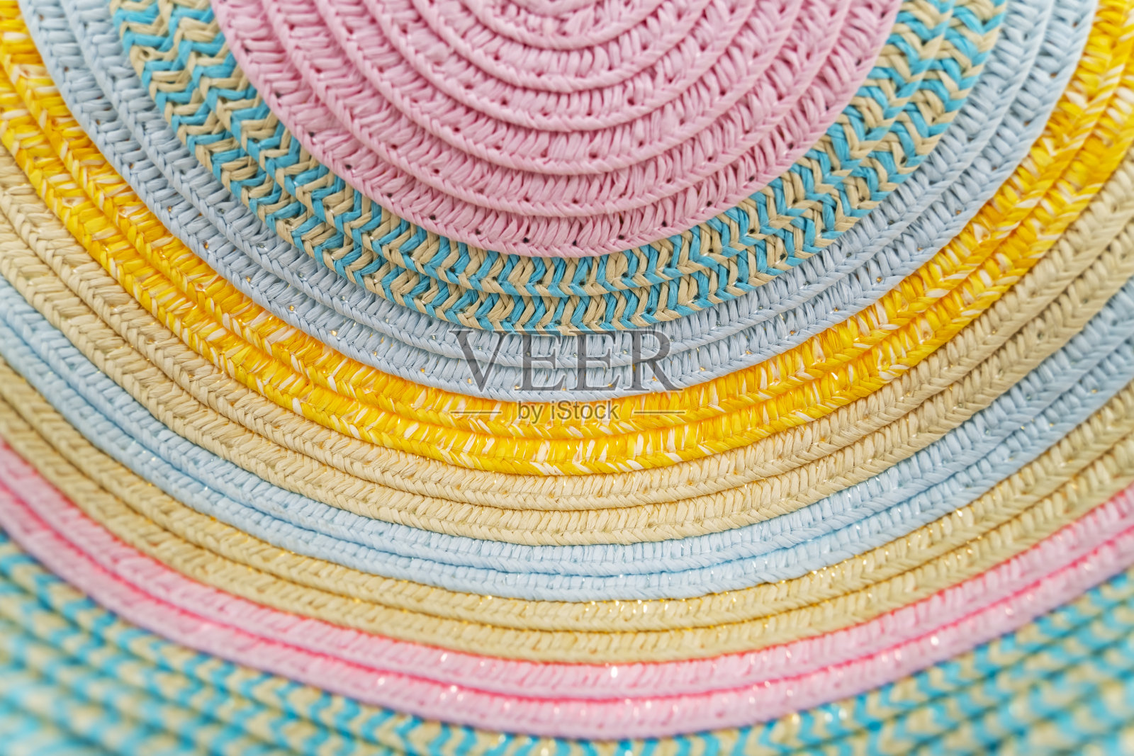 多色草编夏季帽子特写镜头，适合用作背景照片摄影图片