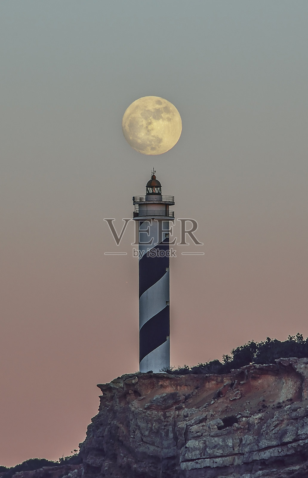 灯塔与月亮照片摄影图片