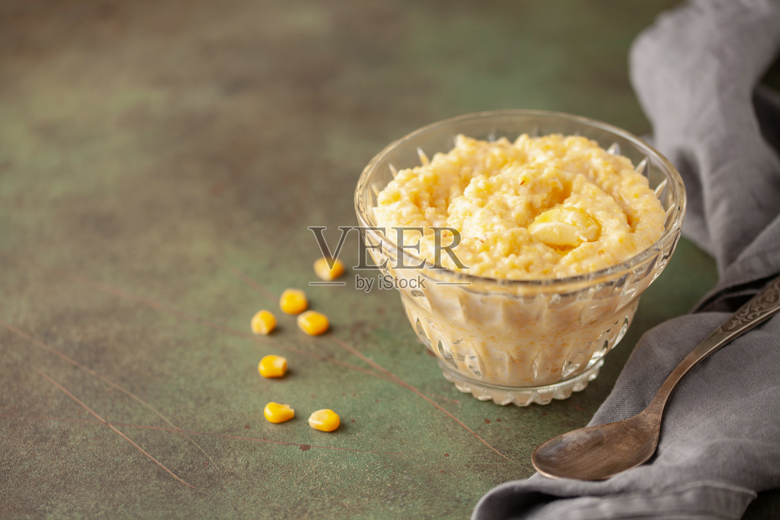 黄油玉米粥。健康的婴儿食品。留白空间照片摄影图片