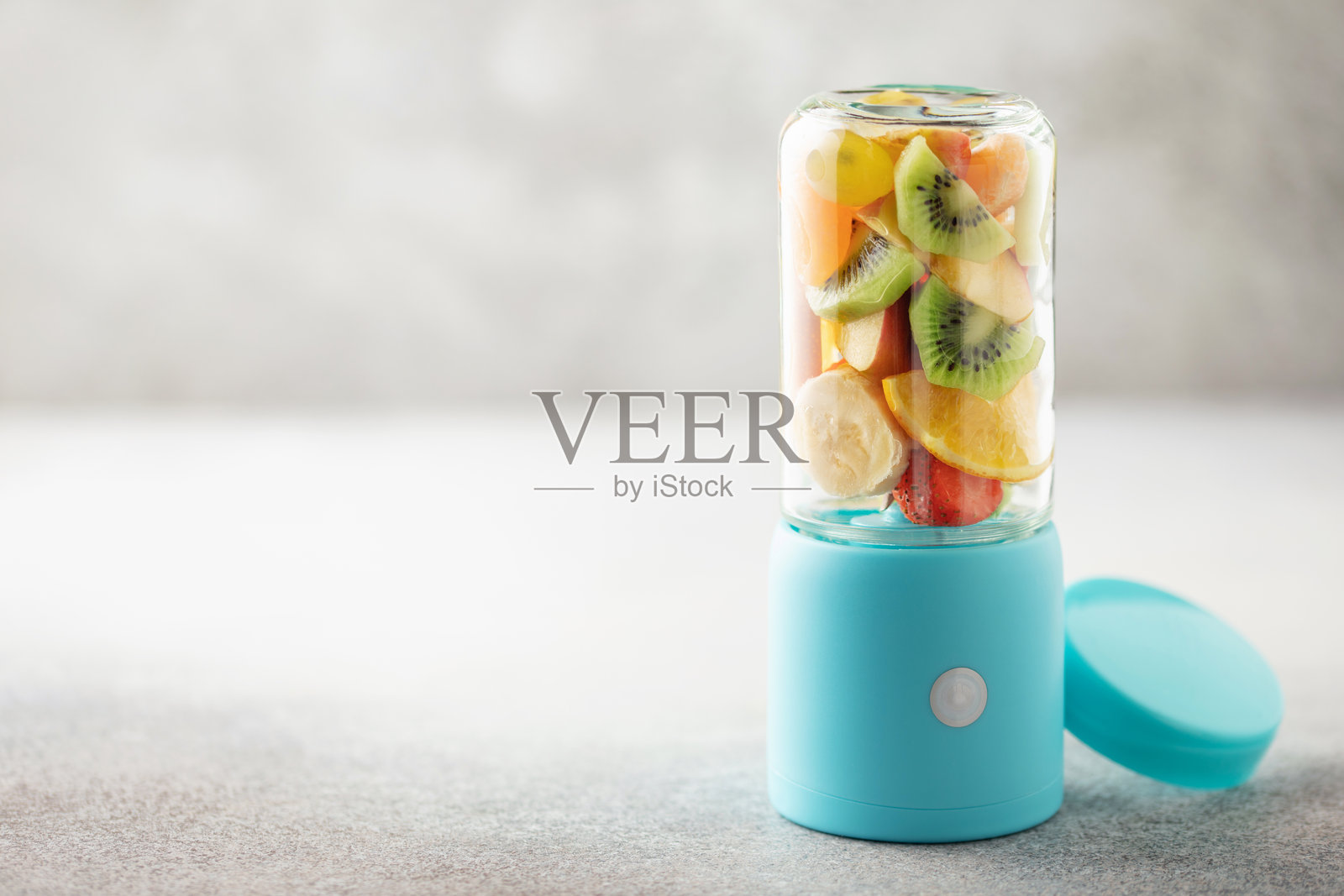 便携式搅拌机，果汁杯用于制作奶昔和果昔。杯中装有水果照片摄影图片