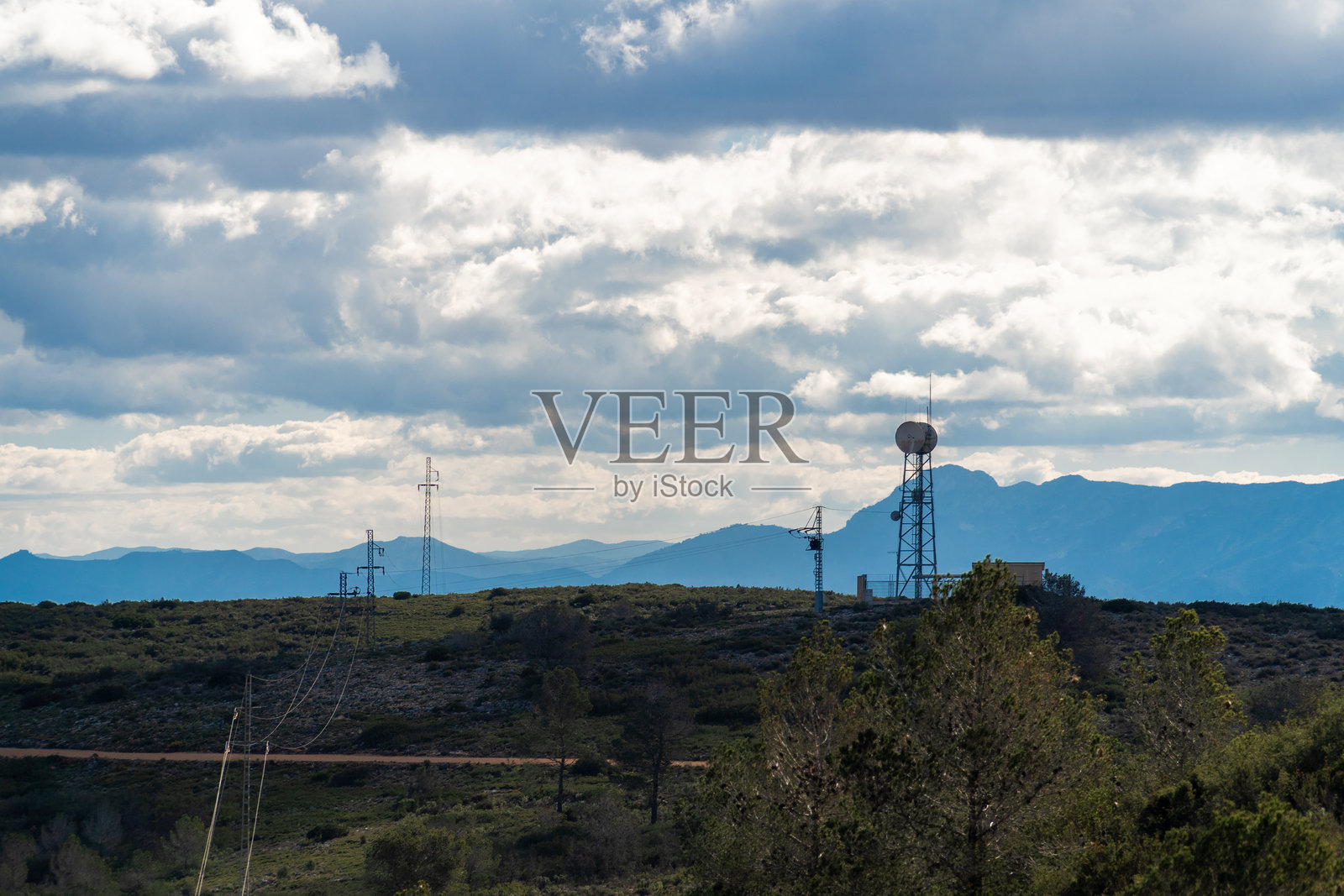 风景如画的山脉景观中的通信塔照片摄影图片